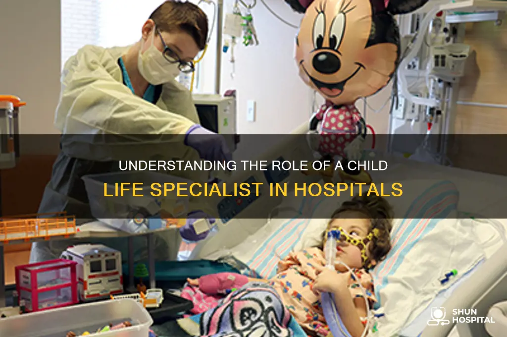 what is a child life specialist in a hospital